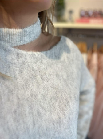 Pull col et épaule dénudés
