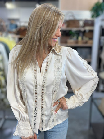 Chemise en dentelle