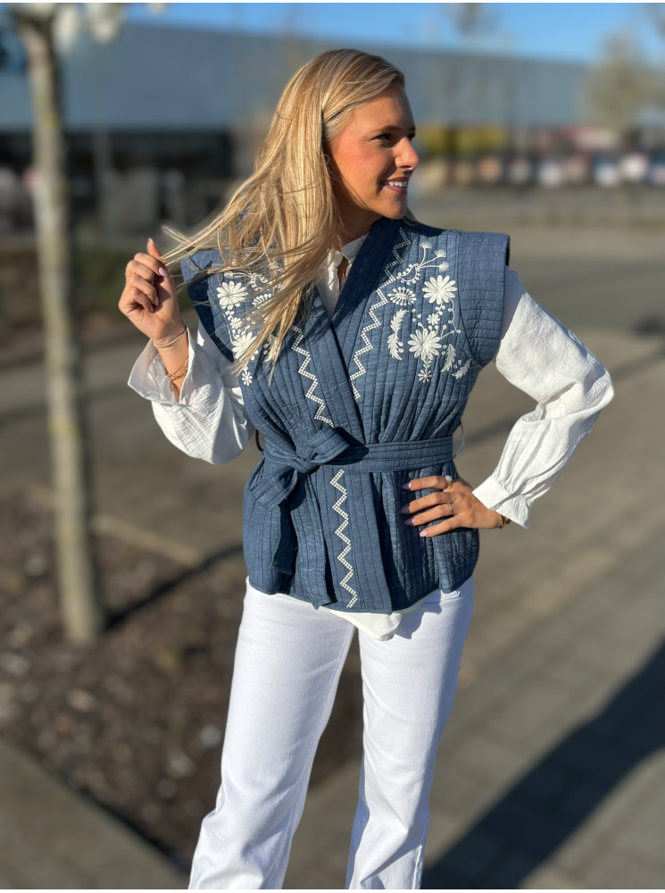Veste sans manches avec ceinture