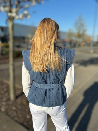 Veste sans manches avec ceinture