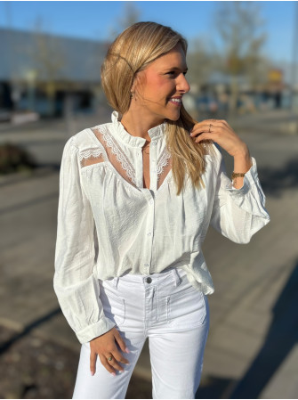 Chemise en dentelle