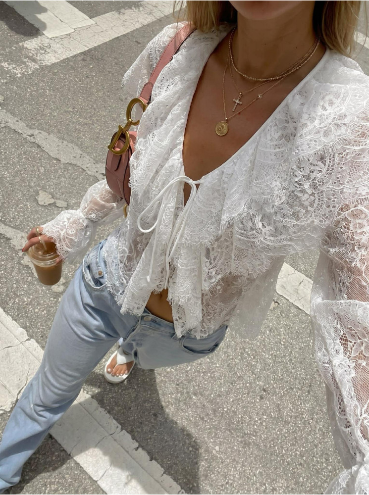 Blouse à volants et en dentelle
