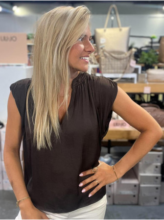 Blouse satinée sans manches