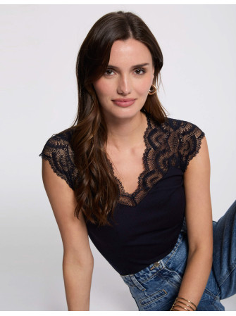 Top col et manches en dentelle