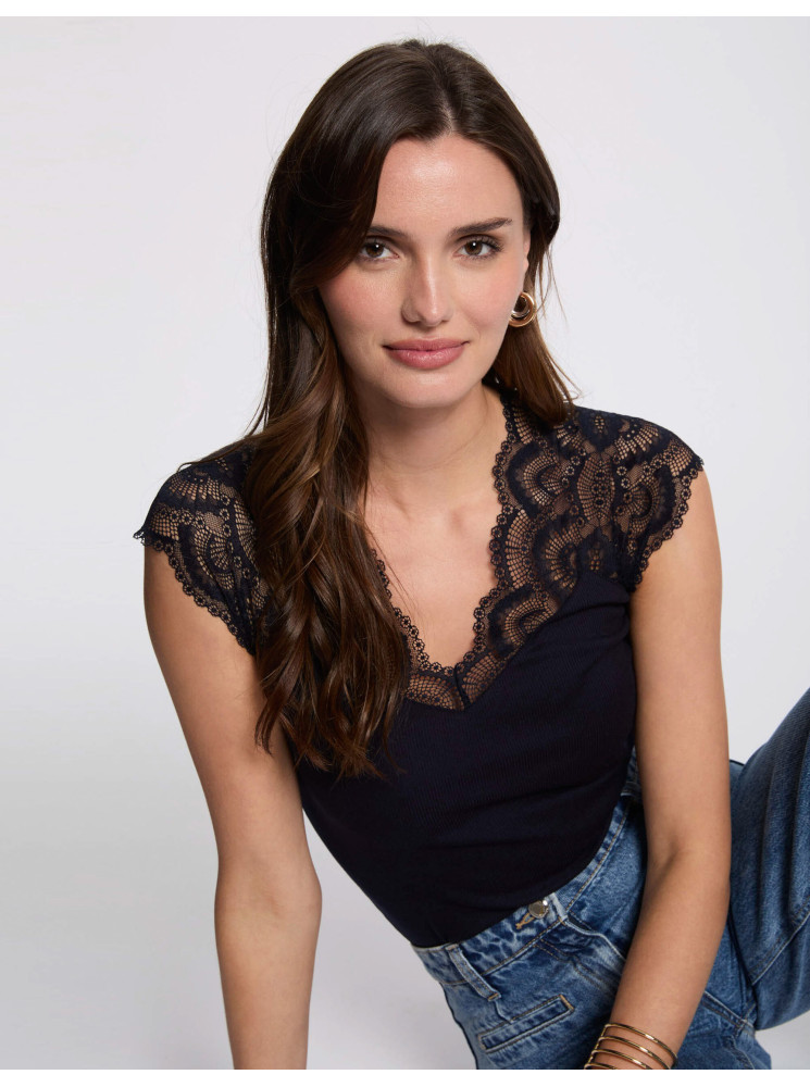 Top col et manches en dentelle
