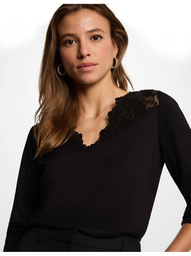 Pull col dentelle