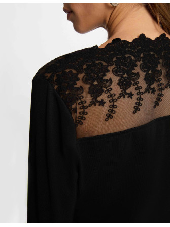 Pull col dentelle