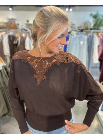 Pull col dentelle