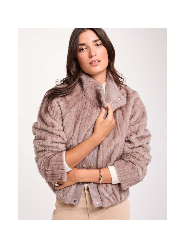 Manteau court fausse fourrure