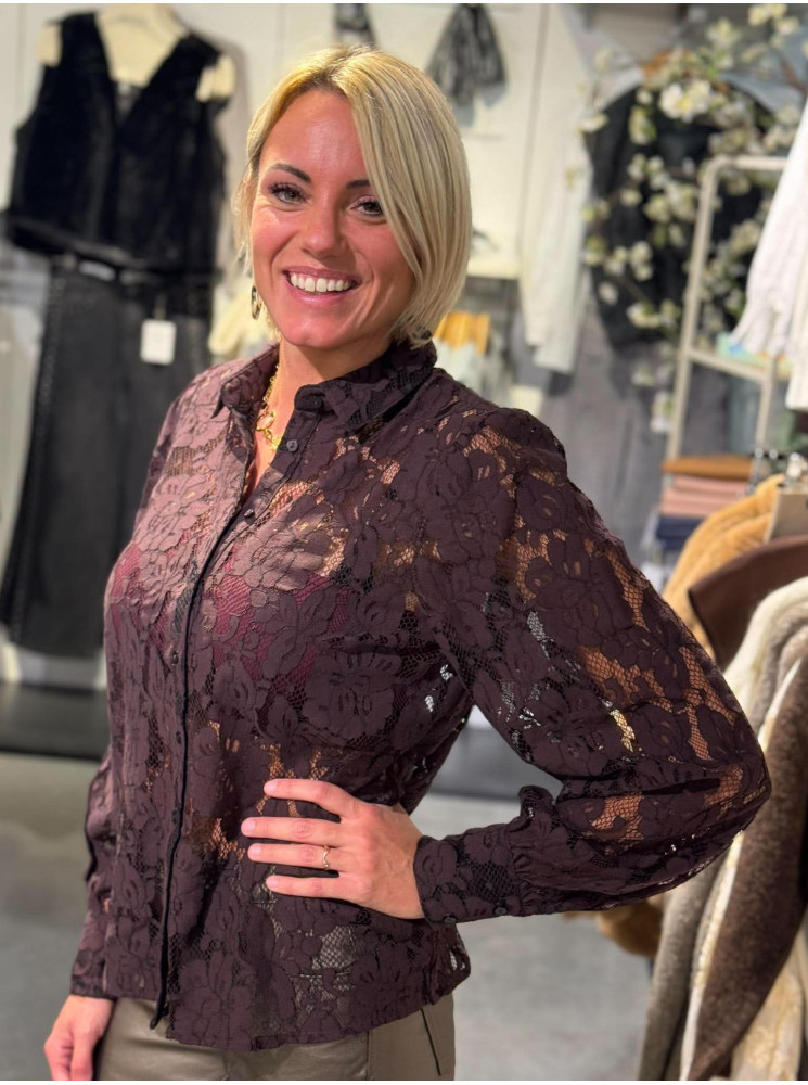 Chemise en dentelle