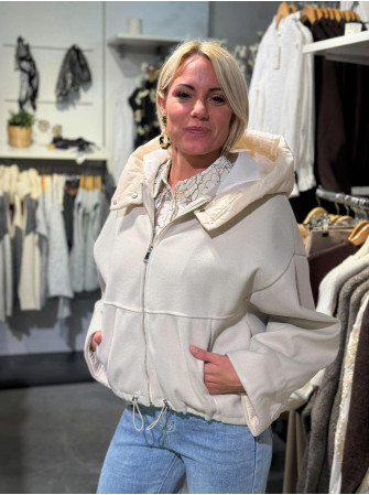 Veste courte à capuche...